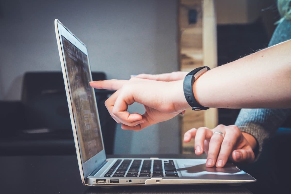 Moderne arbejdsplads med computerudstyr